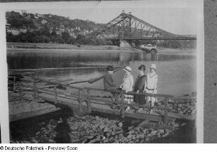 Reproduktion einer Fotografie von Personen am Elbufer vor der Loschwitzer Brücke in Dresden (Familie Renate Rössings)
