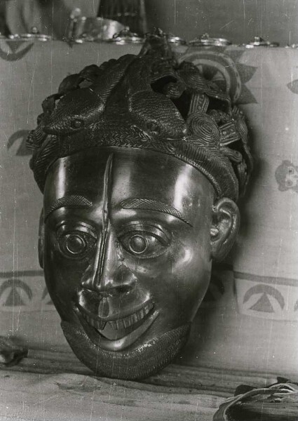 Brass mask (royal mask) to be used as a wall decoration