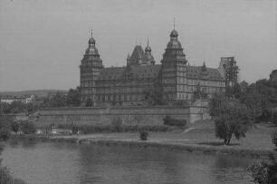 Aschaffenburg: Gesamtansicht des Schlosses, von der Mainbrücke