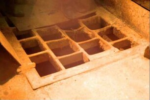 Flussspatgrube: Eisenabdeckplatte mit Lüftungs- oder Schüttgutöffnungen