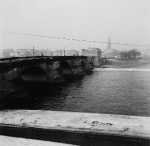 Blick über die Elbe und die Georgij-Dimitroff-Brücke (Augustusbrücke) zum Neustädter Ufer