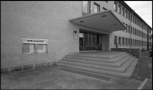 Freiburg: Neubau Arbeitsamt, Treppe und Stellenangebotstafel