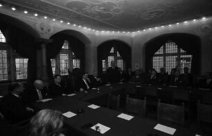 Freiburg: Rathaus; Amtseinführung von Regierungsbaurat Heinrich Doll, Leiter des Sonderbauamts Freiburg; Gruppe: Staatsrat Dichtel, Minister Frank, Oberbürgermeister mit Aula
