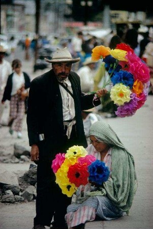 Altes Paar Blumen verkaufend