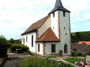 Ansicht von Südosten mit Kirche über Kirchturm (im Kern Romanischer Chorturm-Gotisch überarbeitet) und Langhaus (im Kern Gotischer Neubau-im 18 Jh nach Süden erweitert)