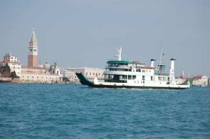 Venedig - Bootverkehr auf den Kanälen : Autofähre zum Lido vor dem Capanile am Markusplatz, aufgenommen 2007 in Venedig