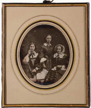 Frau Völklein mit ihren zwei Töchtern um 1852