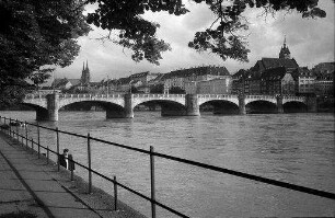 Basel: Mittlere Rheinbrücke von der Rheinpromenade