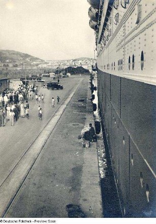 Monte Pascoal im Hafen. Touristen und Einheimische am Kai vor dem Schiff