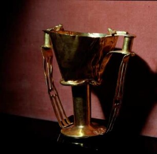 Athen. Archäologisches Nationalmuseum. Goldener Kelch. Zwei Henkel mit Falkenköpfen. Schatz der Akropolis von Mykene: Grab IV. 14,5 cm Höhe. Nestorbecher