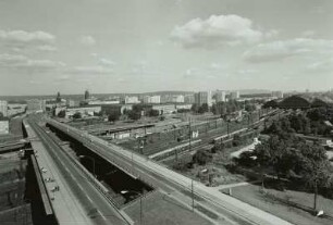 Dresden. Blick vom Studentenhochhaus Zwickauer Straße über die Brücken über die Gleisanlagen westlich des Hauptbahnhofes auf den Verkehrszug "Kleine Plauensche Gasse" (Budapester Straße) : Dresden, Hauptbahnhof, Blick v. d. Budapester Str.