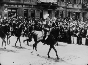König Friedrich August III. von Sachsen der Königsparade anläßlich seines Geburtstages (Szene aus einem Dokumentarfilm)