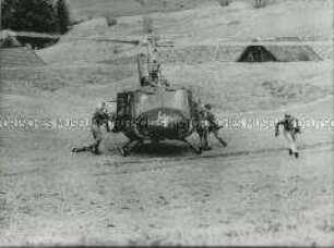 Soldaten der Bundeswehr an einem Helikopter der Luftwaffe