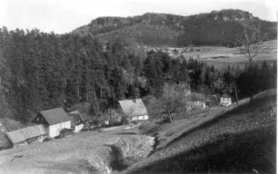 Kleingießhübel (Reinhardtsdorf-Schöna-Kleingießhübel). Ortsteilansicht mit Rölligmühle. Blick nach Südost zum Kleinen Zschirnstein