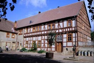 Herrenhaus des ehemaligen Edelhofs; hinten Aufschrift "Kindergarten"