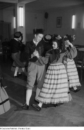 Tanzende Paare in Tracht in Tracht beim Kreisausscheid der Volkskunst