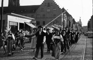 Freiburg: Umzug; Kaiser-Joseph-Straße; mit Alphornbläser