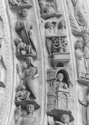 Portalanlage — Nördliches Westportal — Archivoltenfiguren: Psychomachie, Isaak segnet Jakob und Propheten
