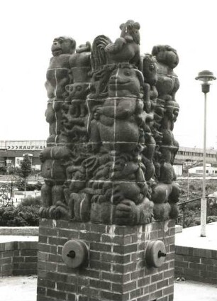 Dresden-Gorbitz. Märchenbrunnen. Aufsatz mit Tierplastiken