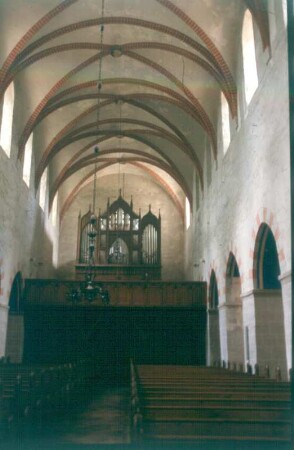 Jüterbog-Kloster Zinna. Kloster Zinna, Klosterkirche (1226 Weihe). Blick durch das Langhaus zur Orgelempore (mit zweimanualiger Orgel von Wilhelm Baer, 1850-1851; 18 Register, 952 Pfeifen, 1 Pedal)
