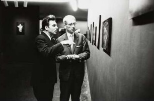 Besucher in der Ausstellung des Fotografen Ernst Haas (links)