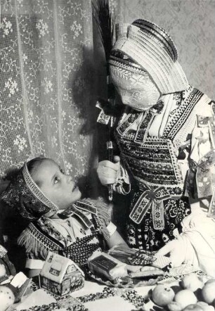 Bescherkind in Schleife : Ort: Slepo / Schleife. Das Bescherkind (dźěćetko). Vorweihnachtsbrauch in der Gegend um Schleife, es beschenkt Kinder mit Süßigkeiten, Eltern und Großeltern streift es mit seiner Rute, um so Gesundheit und Glück zu wünschen.