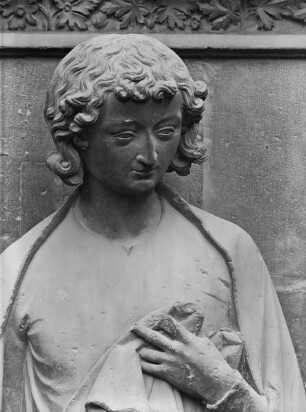 Nördliches Westportal — Südliches Gewände — Apostel Johannes? (4. Figur)