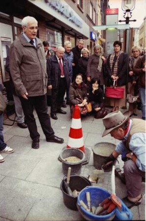 Hindenburgstraße 49: Stolpersteinverlegung für Hans Wöltje am 28. September 2010: Künstler Gunter Demnig verlegt Stolperstein, dahinter links Bürgerworthalter Rainer Fehrmann bei seiner Ansprache