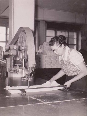 Zuschneidemaschine, Fa. Hermann Dittrich, Limbach-Oberfrohna, 1960