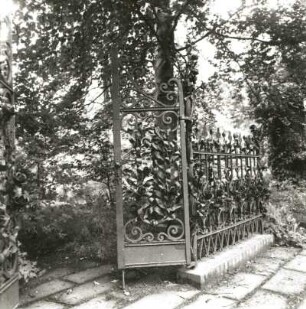 Spremberg. Georgenberg, Stadtpark. Rosengitter (ehemalige Grabeinfassung, 1978 nach Original von 1900)
