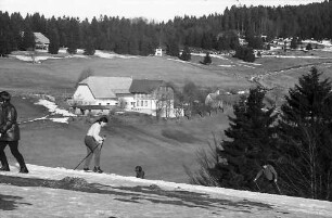 Skifahrer am Hang des Gießhübel
