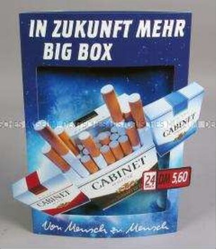 Werbeaufsteller mit Werbeaufdruck für "CABINET würzig"-, "CABINET mild"- und "CABINET lights"-Zigaretten, "Freie Auswahl."