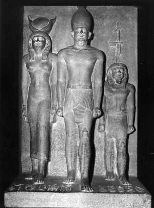 König Mykerinus zwischen zwei Göttinnen : König Mykerinus zwischen zwei Göttinnen. Schiefer; Höhe 93 cm (2600ante/2475ante). Kairo: Ägyptisches Museum CG 40.678