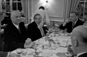 Glotterbad: Kurhaus; am Tisch: Direktor Linnemann, Minister Veith