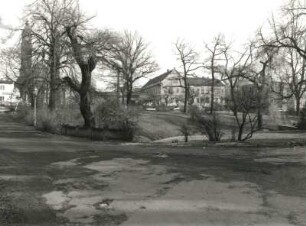 Dresden-Strehlen, Kreischaer Straße. Blick von Altstrehlen über Kaitzbachbrücke und Kaitzbach nach Nordost gegen die Christuskirche