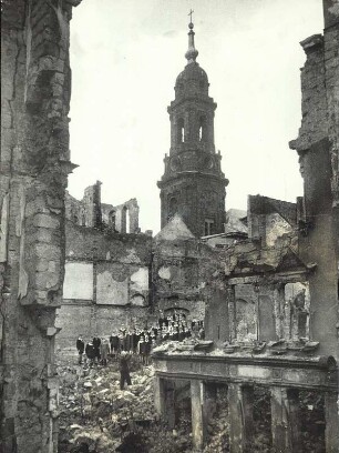 Der Kreuzchor bei seinem 1. Besuch in den Trümmern vor der ausgebrannten Kreuzkirche, die mit dem Wirken dieses Chores seit über sieben Jahrhunderten eng verbunden ist. ...