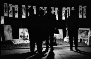 München, Schwabing: Gemälde-Ausstellung auf der Leopoldstraße mit Schatten des Publikums