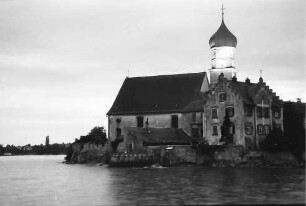 Wasserburg: Kirche vom Landungssteg aus angestrahlt