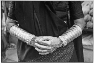 Ahmedabad. Hände einer Frau mit breiten Armreifen