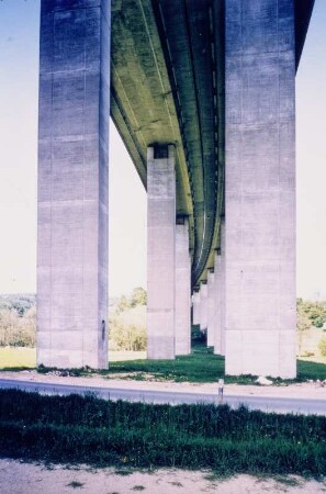 Talbrücke Köfering, Unterrieden