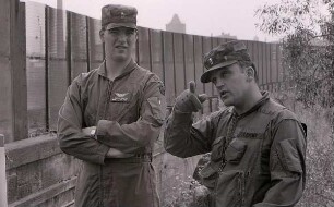 US-Hubschrauberpiloten an der innerdeutschen Grenze : US-Hubschrauberpiloten stehen am 3. Oktober 1988 an der innerdeutschen Grenze bei Phillipsthal