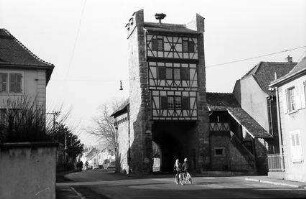 Cernay, Sennheim: Thanner Tor, Porte de Thann, Ansicht von der Stadtseite, Stadtmuseum im Turm
