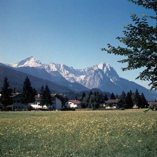 Fotoserie: Die Zugspitze — Die Zugspitze mit Kreuzeck und Waxenstein von Nordosten, von Garmisch-Partenkirchen