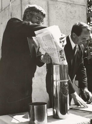 Richter, Friedrich  und Gärtner, Albrecht : Dr. Friedrich Richter und Albrecht Gärtner beim öffentlichen Füllen der Kassette