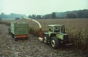 Fotografie: Erntetechnik, Silomais, Maishäcksler angebaut, Rückfahreinrichtung, Parallelverfahren