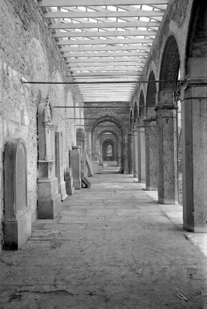 Renovierung der Gruftenhalle des Alten Friedhofs in der Kapellenstraße.