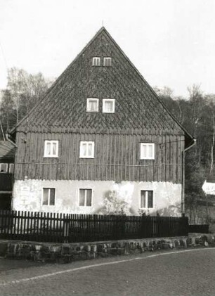 Deutschneudorf-Deutschkatharinenberg. Wohnhaus, Nr. 18. Straßenfront der Giebelseite mit Einfriedung