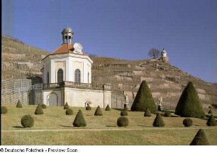 Jacobstein : Weingut "Wackerbarths Ruhe". Blick gegen Belvedere (1728-1729; J. C. Knöffel) und Jacobstein (1743)
