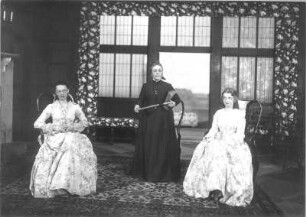 Der Bibliothekar. Schwank in vier Akten von Gustav von Moser. Staatsschauspiel Dresden, Premiere 18.04.1931 : Cara Gyl als Edith Marsland, Stella David als Sarah Gildern und Lotte Meyer als Eva Webster