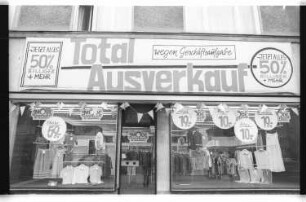 Kleinbildnegative: Ausverkauf, Bekleidungsgeschäft, Hauptstraße, 1978